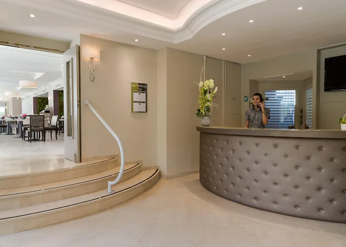 The Originals Boutique, Les Strelitzias 호텔 3*